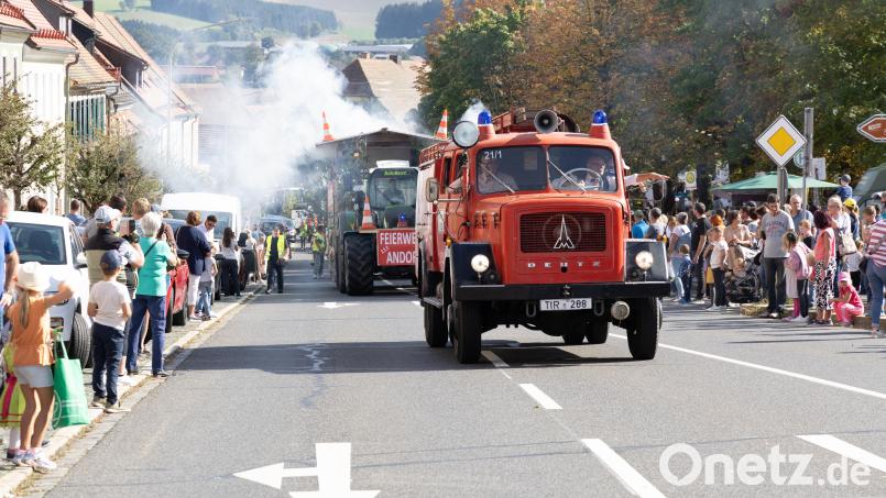 Angeführt wurde der Zug traditionsgemäß von dem alten Magirus-Tanklöschfahrzeug der Erbendorfer Feuerwehr aus dem Jahr 1964. Bild: Roland Wellenhoefer