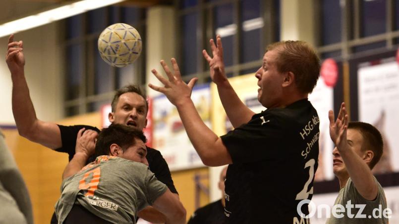 Jaroslav Strejk (hinten links) gelingt ein Zuspiel auf Christian Held: Die Handballer der HSG Nabburg-Schwarzenfeld standen gegen die HG Amberg dennoch auf verlorenem Posten. Bild: ham