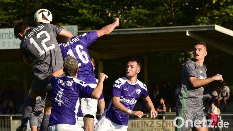 Fabian Frank (Nummer 12/links) vom FC OVI/Teunz gegen den Wernberger Alexander Luff (Nummer 16) im Luftkampf. Rechts beobachtet OVI/Teunz-Kapitän Manuel Löffelmann die Situation. Die beiden Teams schenkten sich im Verfolgerduell nichts, trennten sich 3:3. Bild: ham