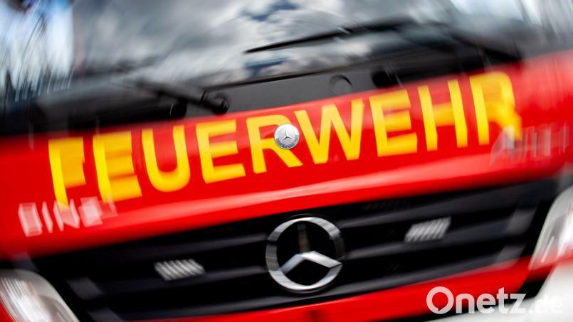 Zu einem Großeinsatz rückten Feuerwehr und Polizei in der Marienbader Straße aus: Dort brannte es zum zweiten Mal innerhalb weniger Tage. Symbolbild: Hauke-Christian Dittrich/dpa
