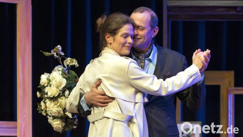 Ursula Buschhorn und Michel Guillaume in &quot;Und wenn wir alle zusammenziehen?&quot; Bild: Alvise Predieri/exb