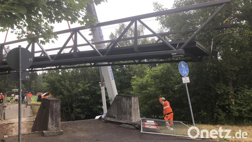 Am Donnerstag, 26. September, kehrt die reparierte Brücke an ihren Platz über der B15 bei Tirschenreuth zurück. Das Foto zeigt den Rückbau der Geh- und Radwegbrücke im Juli dieses Jahres. Archivbild: wro