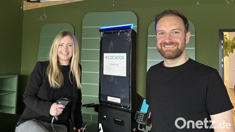 Juliane und Fabian Lang an der "Self-Check-Out-Kasse" in ihrem Sportartikel-Laden in Vohenstrauß. Bild: Lang/exb