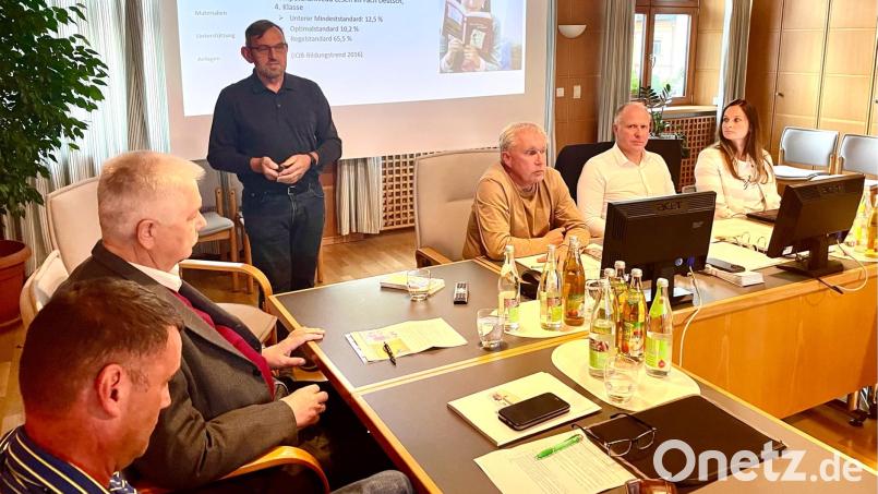 Erhard Ströhl (stehend) stellt dem Schnaittenbacher Stadtrat die Mentor-Lesepaten in der AOVE vor. Bild: Krones