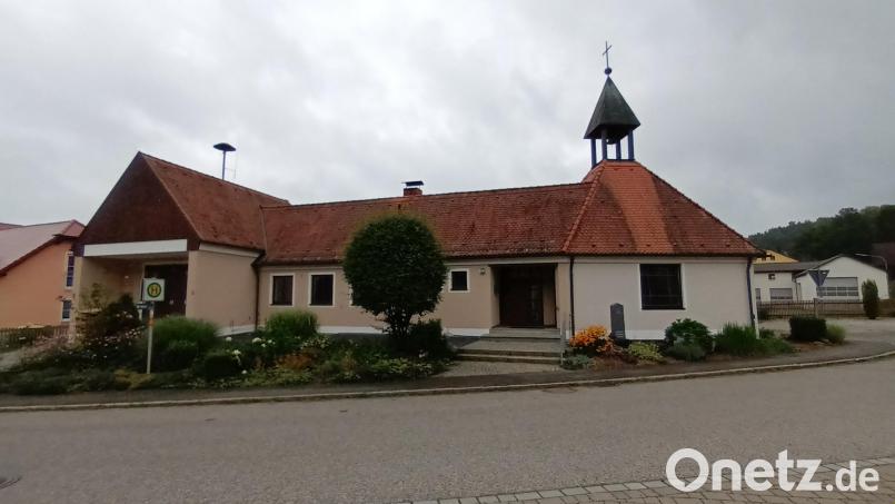 In der Gemeinderatssitzung dankte Bürgermeisterin Carmen Pepiuk den Pichlbergern für deren Mitarbeit bei der Gemeinschaftshausrenovierung. Dadurch hätten sich die Kosten um gut ein Viertel reduziert. Bild: bjp