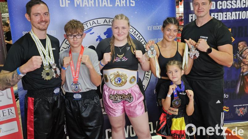 Die erfolgreichen Amberger Kickboxer (von links): Andy Schmieding, Max Fizia, Laura Paßler, Mila Wurster, Jenny Wurster und Coach Erich Aul. Bild: Alexandra Fizia