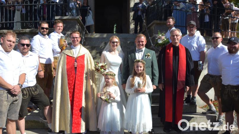 Den kirchlichen Bund der Ehe schlossen Sebastian und Martina Pflaum in der Konnersreuther Pfarrkirche. Getraut wurden sie von Kaplan Bastian Neumann (links) und dem evangelischen Pfarrer Markus Vedder. Mit im Bild der Konnersreuther Burschenverein und die beiden Brautmädchen Elisa (links) und Lina. Bild: jr