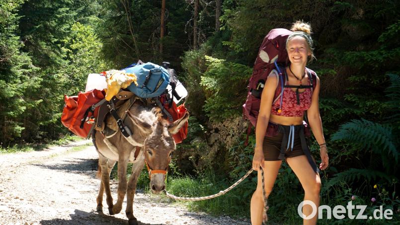 Esel Jonny und Lotta Lubkoll auf Tour. Bild: Lotta Lubkoll/exb