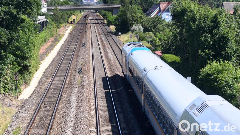 Die Bahnstrecke Hof-Regensburg ist im Abschnitt Marktredwitz-Pechbrunn noch bis 3. Oktober und zwischen Neusorg und Marktredwitz zwischen 27. September und 4. Oktober komplett gesperrt. Symbolbild: Gabi Schönberger