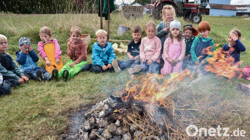 Kurz nach dem Start ins neue Kindergartenjahr veranstaltete die Rosenberger Kindertagesstätte „Guter Hirte“ ihr jährliches Kartoffelfeuer auf dem Grundstück des Siedlerbundes Rosenberg. Bild: Stephan Huber