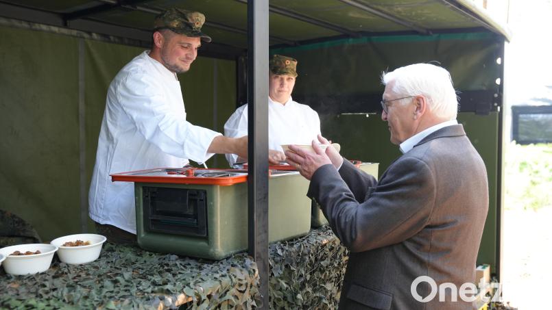 Frank-Walter Steinmeier ließ sich das Rindergulasch im Manteler Forst schmecken. Bild: Sebastian Böhm