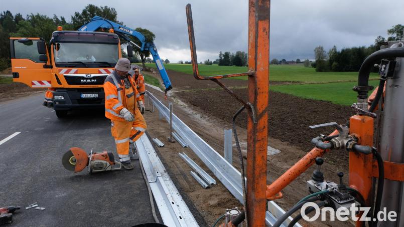 Es geht in die Endphase. Noch in diesem Jahr kann die Teilstrecke der Staatsstraße 2181 von Floß zum Ortsteil Schlattein für den Verkehr freigegeben werden. Derzeit werden die Leitplanken an den Straßenrändern, vorrangig in Höhe des Ortsteiles Geiermühle, gesetzt. Bild: le