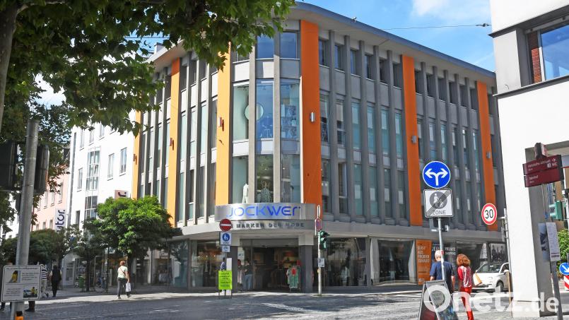 Endlich: Für das ehemalige Jockwer-Gebäude am Issy-les-Moulineaux-Platz ist ein neuer Mieter gefunden. Im Frühjahr 2025 will er Eröffnung feiern. Archivbild: Gabi Schönberger