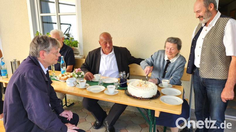 Für ihre Geburtstagsgäste Pfarrer Norbert Götz (links) und Bürgermeister Josef Beimler (Mitte) schneidet Maria Beierl im Beisein von Sohn Ludwig (rechts) ihre selbstgebackene Geburtstagstorte an. Bild: Petra Reil