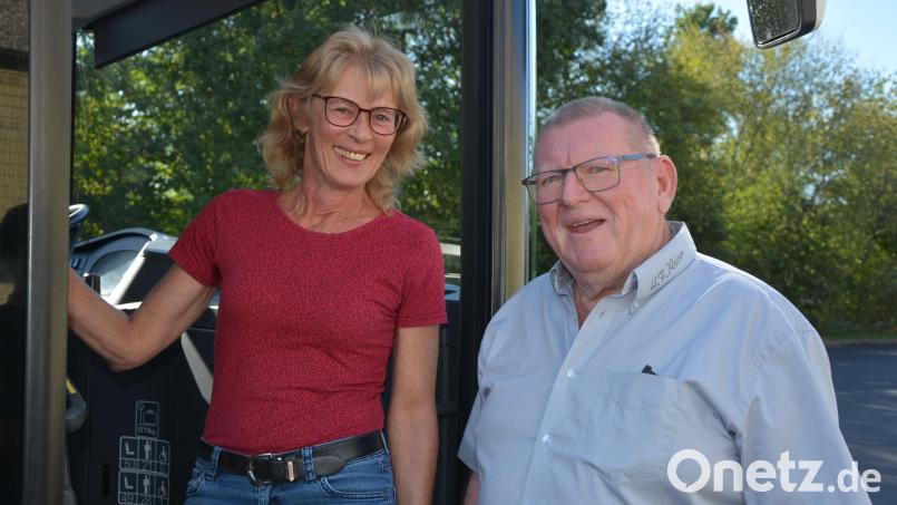 Anita Kiefer kurz vor dem Einsteigen in den Omnibus mit Fahrlehrer Hans Fick senior. Bild: jr