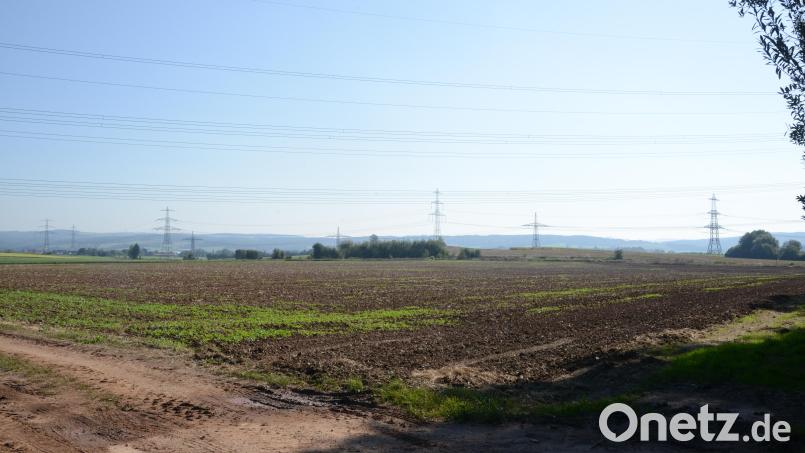 Die Fläche im Vordergrund bis hin zum Bahngleis im Hintergrund soll für den Batteriespeicher der Firma Neoen genutzt werden. Bild: bey
