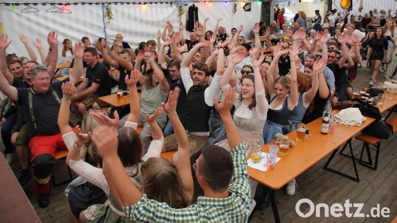 Ausgelassene Stimmung herrschte nach dem Kirwazug. Bild: fks
