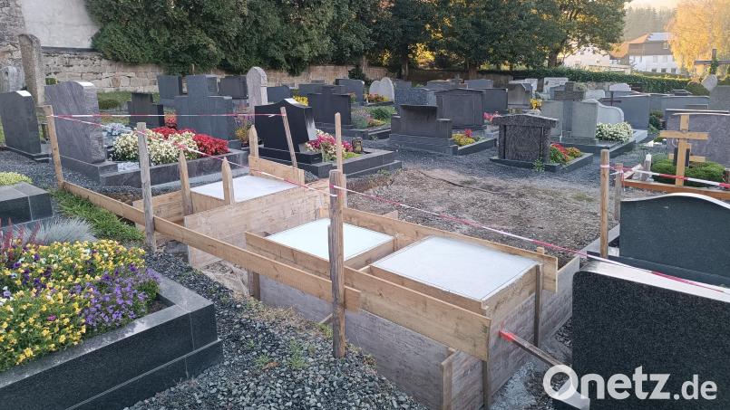Aktuell sind unterhalb der Friedhofskirche St. Michael die drei Fundamente für die Urnenstelen auf dem Bärnauer Friedhof in Arbeit. Unterhalb ist auf einem weiteren Plateau ein Plätzchen mit Sitzgelegenheit geplant. Bild: szl