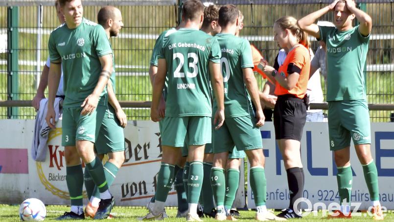 Schiedsrichterinnen, wie hier Marina Bachmann in einem Bayernliga-Spiel mit Beteiligung der DJK Gebenbach, haben die Möglichkeit, bis in höhere Fußball-Ligen aufzusteigen. Bayernweit beginnen dazu Neulingskurse speziell für Mädchen und Frauen. Archivbild: Hubert Ziegler
