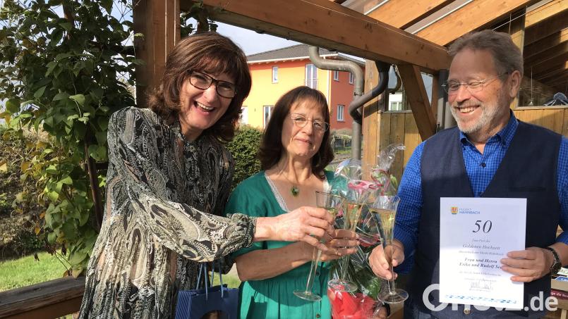 Hahnbachs Bürgermeisterin Evi Höllerer (links) gratuliert Erika und Rudi See zur Goldenen Hochzeit. Bild: mma