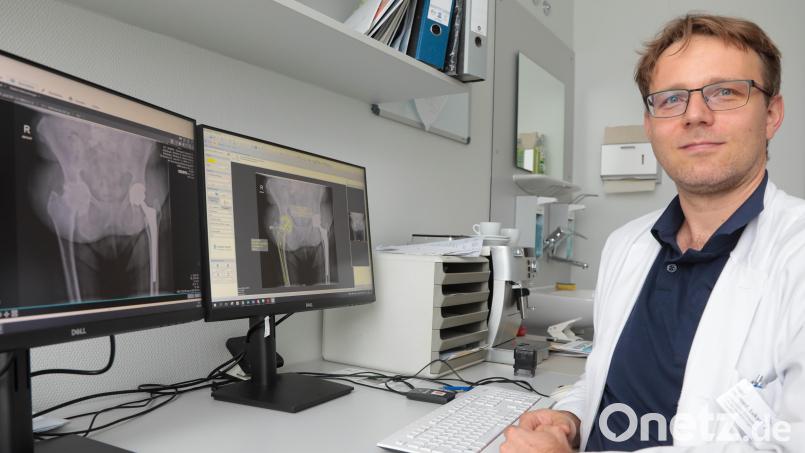 Wenn Dr. Lukas Parik nicht gerade Prothesen am Computer plant oder am OP-Tisch implantiert, spielt er Kirchenorgel. Bild: Wolfgang Steinbacher
