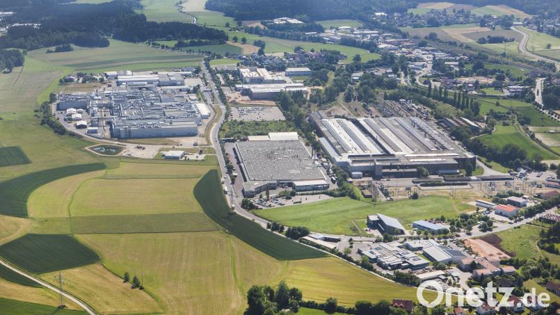 Die Stadt Sulzbach-Rosenberg könnte sich auch nach Erkenntnissen des Digitalen Energienutzungsplans besonders die Versorgung der Betriebe im Gewerbegebiet Eisenhämmerstraße mit Strom aus Windkraftanlagen vorstellen, die künftig auf Waldflächen im Bereich „Fatzen“ entstehen sollen. Bild: Thilo Hierstetter