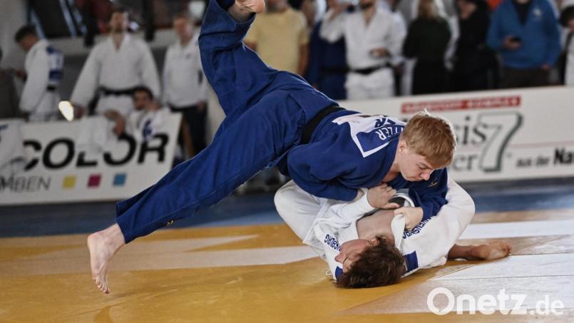 Kilian Löffler (blaue Kampfkleidung) ist süddeutscher Judo-Meister in der Männerklasse. Bild: Jonas Löffler
