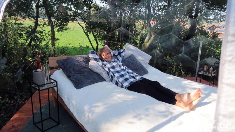 Urlaubsgast Birgitt Hoffmann war nach ihrer ersten Nacht in der Glaskuppel begeistert. Bild: bsc