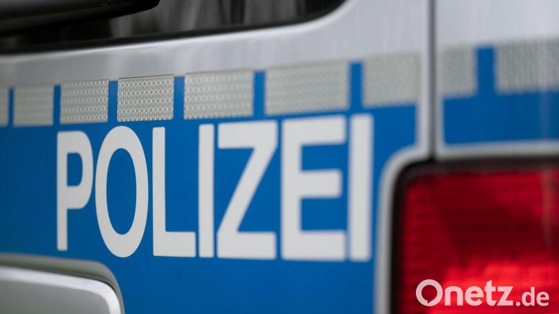 Die Polizei ermittelt gegen einen Unbekannten, der in der Stieglitzenhöhe in Amberg einen Betonpfosten rammte. Symbolbild: Marijan Murat/dpa