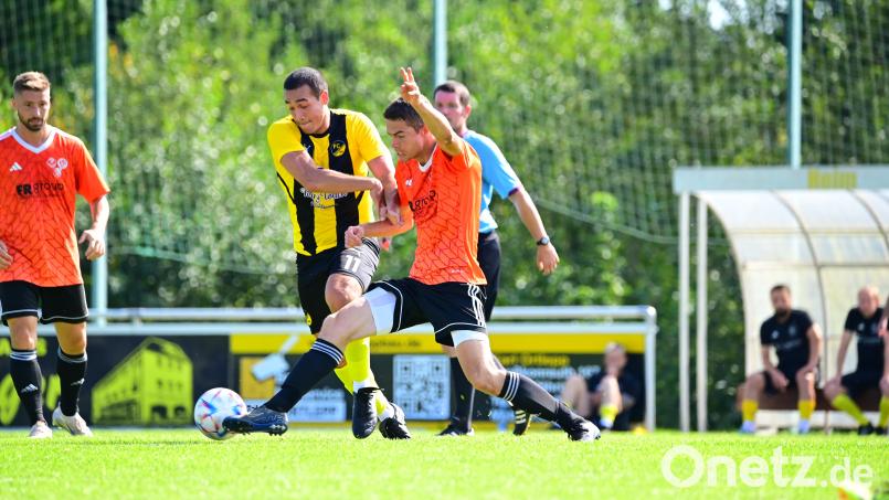 Die SG Griesbach/Großkonreuth/Mähring blickt einem Schlagerspiel entgegen: Roman Baumgärtl (rechts) und seine Teamkollegen bekommen es bereits am Freitag mit dem Spitzenreiter aus Arzberg-Röthenbach zu tun. Bild: Schrems