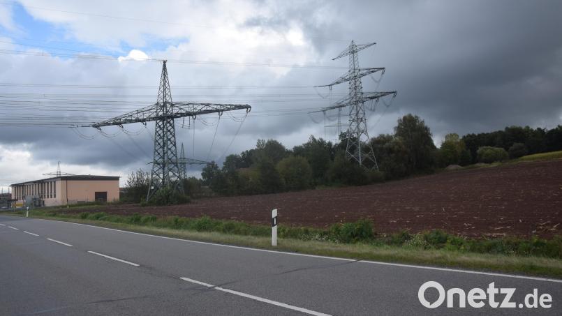 Von Pirk her kommend zweigt an Umspannwerk die Straße nach Bechtsrieth ab. Davor auf dem Ackergelände ist die Batteriespeicheranlage beabsichtigt. Bild: fz