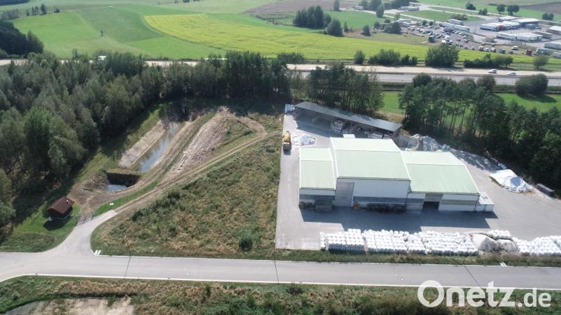 Auf dem Grundstück links von dem bestehenden Gewerbebetrieb hätte die Flüchtlingsunterkunft in Containerbauweise errichtet werden sollen. Der Marktgemeinderat Waidhaus hat das gemeindliche Einvernehmen zum Bauantrag einstimmig abgelehnt. Bild: bey