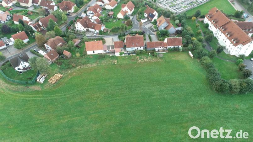 Auf der noch vorhandenen Grünfläche unterhalb des Altenheimes (rechts) sollen Appartements für Senioren sowie für Menschen mit Behinderung entstehen. Zwischen den bestehende Häusern und deren Gärten ist eine Zufahrtsstraße vorgesehen. Bild: bey