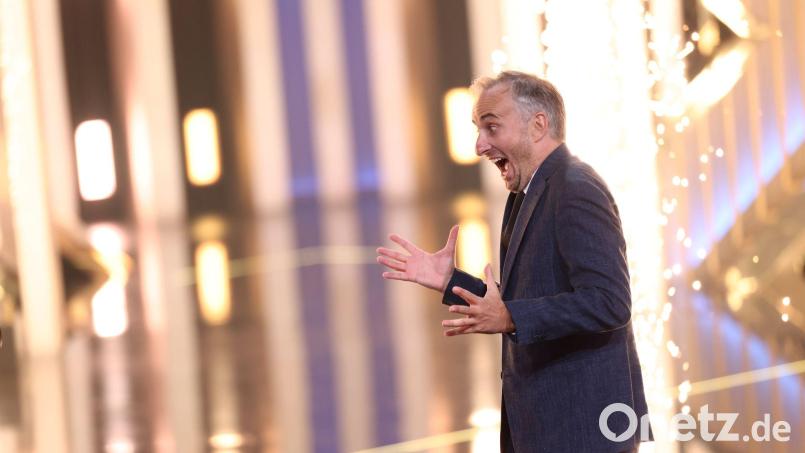 Jan Böhmermann ist begeistert - er gewinnt den Deutschen Fernsehpreis. Bild: Rolf Vennenbernd/dpa