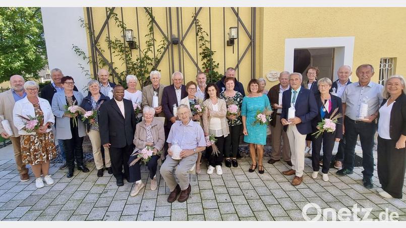 Die Ehejubilare aus Wutschdorf und Etsdorf mit Pfarrer Moses Gudapati (Siebter von links) und der Pfarrgemeinderatssprecherin Johanna Köbler (rechts). Bild: gri