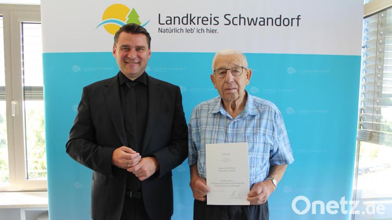 Landrat Thomas Ebeling bei der Verleihung des Ehrenzeichens an Josef Rösch. Bild: Laura Kohl/exb