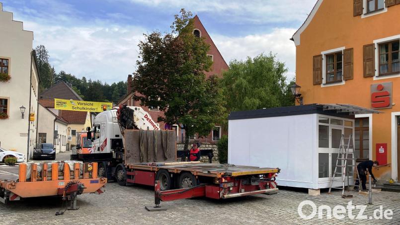 Für die Kunden von Sparkasse und Raiffeisenbank wurde ein Bankcontainer vor dem Sparkassengebäude am Kastler Marktplatz aufgebaut. Das Sparkassengebäude wurde beim Hochwasser am 21. Mai 2024. arg in Mitleidenschaft gezogen und bedarf dringend der Sanierung. Bild: jp