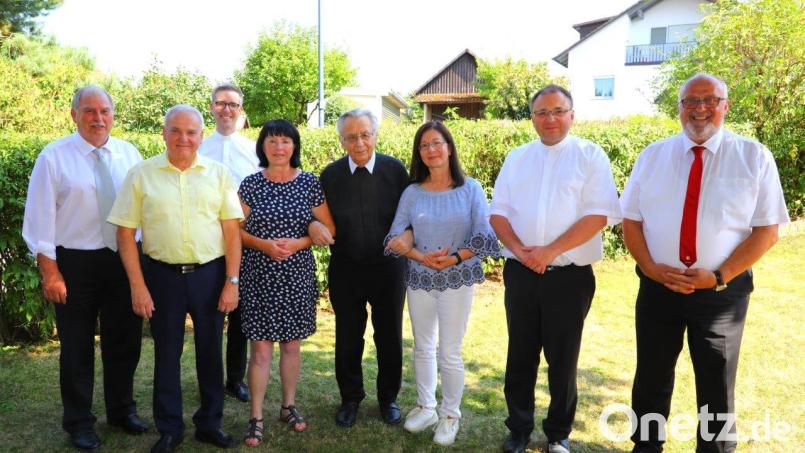 Pfarrer Alois Albersdörfer (Fünfter von links) feierte 90. Geburtstag. Dazu gratulierten Albert Sollfrank (von links), Günter, Thomas und Therese Kopp, Christine Sollfrank, Pfarrer Markus Bruckner und der Ammerthaler Bürgermeister Anton Peter. Bild: Alfred Geitner/exb