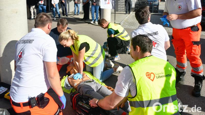 Viele packten bei der Herzdruckmassage mit an. Bild: Petra Hartl