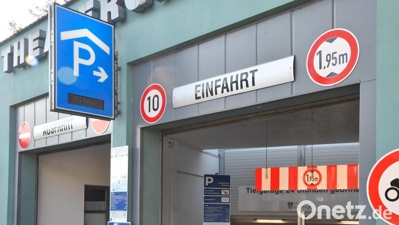Wer derzeit in der Theatergarage schrankenfrei parken will, sieht nicht, ob noch ein Parkplatz frei ist. Bild: Petra Hartl