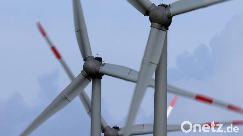 Windräder drehen sich im Wind. Im Schönseer Land wünschen sich viele, dieser Anblick bliebe ihnen erspart. Symbolbild: Karl-Josef Hildenbrand/dpa