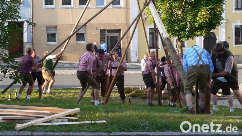 Das Aufstellen des Kirwabaums wird stets zu einem Zuschauerspektakel. Auch in diesem Jahr müssen die Männer hier wieder Muskelkraft beweisen. Archivbild: rn