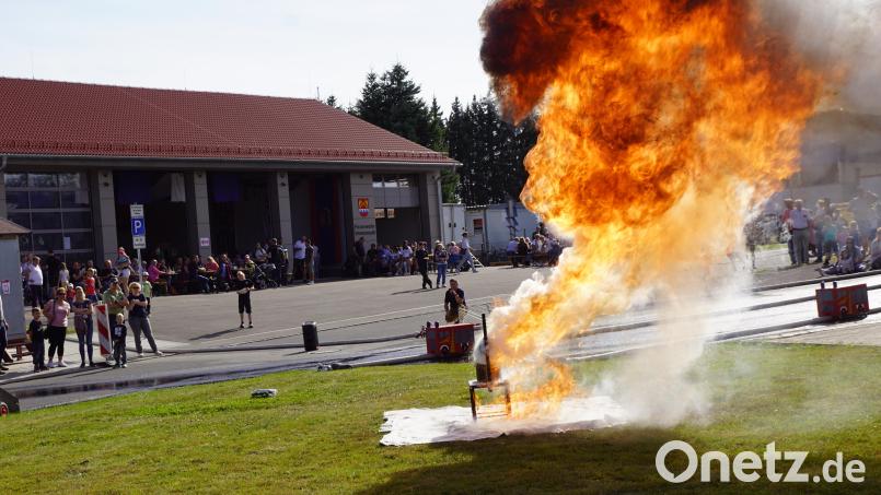 Der Versuch, einen Fettbrand mit Wasser zu löschen, hat schlimme Folgen, wie hier demonstriert wurde. Bild: bkr