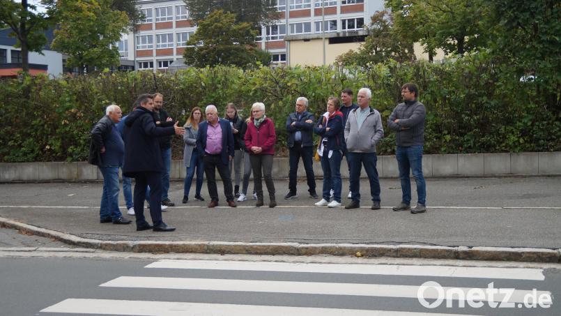 Der Bauausschuss besichtigt zusammen mit Seniorenbeauftragtem Reinhold Malzer (links) und Bauamtsleiter Stefan Pronold (dritter von links) den Übergang bei der Schule, dessen Bordsteinkanten nicht barrierefrei sind Bild: wel