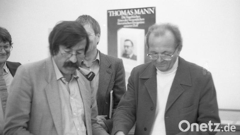 Im Literaturarchiv traf Oswald Heimbucher auch mit Günter Grass zusammen - hier ein Bild vermutlich von 1980. Bild: Archiv Heimbucher