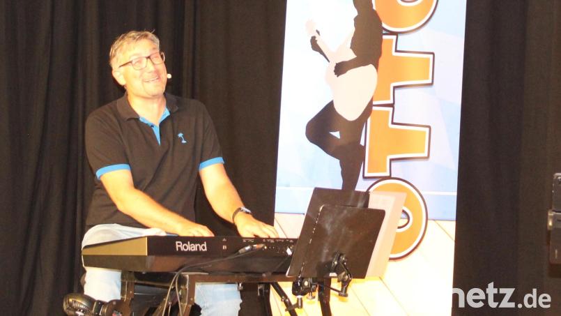 Stefan Otto begeistert mit seinem Programm das Publikum in Tiefenbach. Bild: nis
