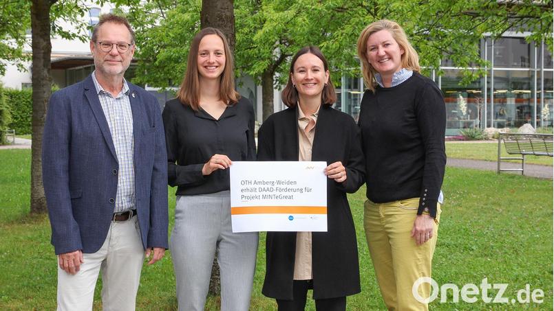 Sie bilden an der OTH Amberg-Weiden das MINTeGreat-Projektteam (von links): Professor Frank Späte, Bianca Seidel, Luisa Hoffmann und Dr. Annabelle Wolff. Bild: Sonja Wiesel/OTH Amberg-Weiden