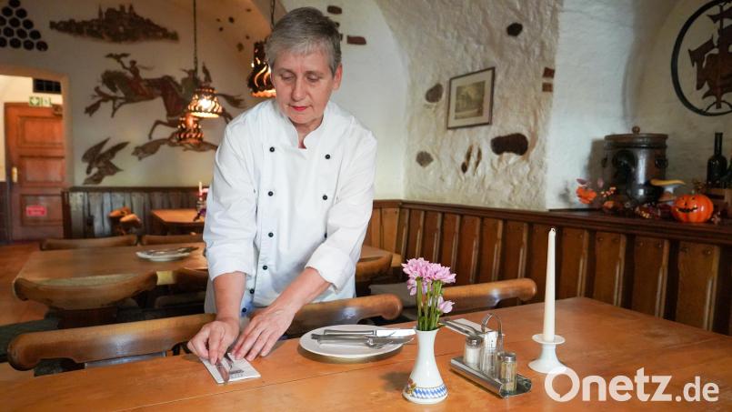 Die Wirtin Anita Lindner deckt den Tisch im &quot;Ratskeller&quot; in Weiden. Bis die Umbaumaßnahmen beginnen, hat sie im Wirtshaus weiter das Kommando. Bild: scm