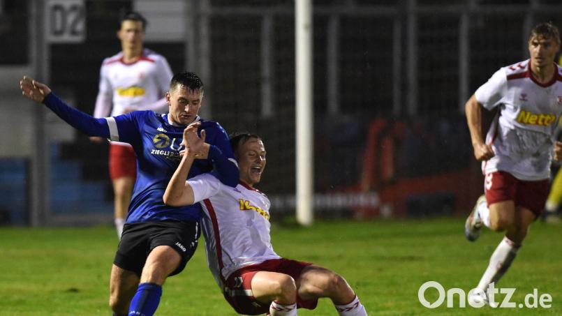 Die SpVgg SV Weiden (links Patryk Bytomski) musste sich im letzten Heimspiel gegen den SSV Jahn Regensburg II mit einem 1:1 zufriedengeben. Gegen den TSV Neudrossenfeld soll ein Sieg herausspringen. Bild: G. Büttner
