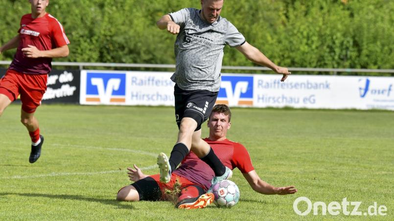 Gefahr von hinten: Hirschaus Maximilian Rumpler (rechts) versucht Benedikt Herbrich von SF Ursulapoppenricht zu stoppen. Der TuS /WE Hirschau kletterte in der Kreisliga Süd auf Platz vier und hat – bei einem Spiel weniger – sechs Punkte Rückstand auf Upo und acht auf Spitzenreiter 1. FC Rieden. Archivbild: Hubert Ziegler